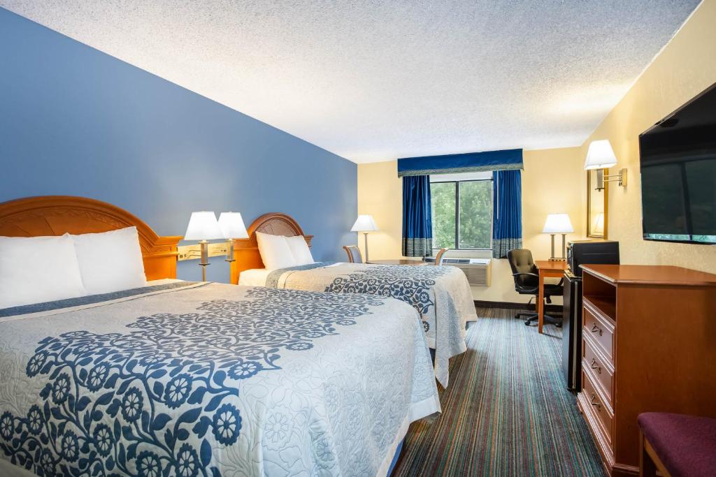 Postel nebo postele na pokoji v ubytování Days Inn by Wyndham Runnemede Philadelphia Area