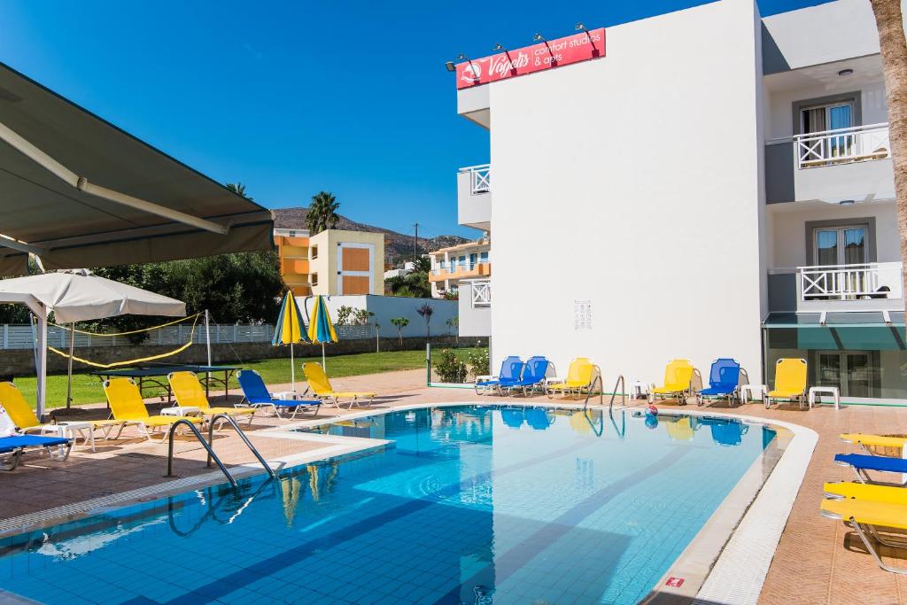 Bazén v ubytování Vagelis Apartments Malia nebo v jeho okolí