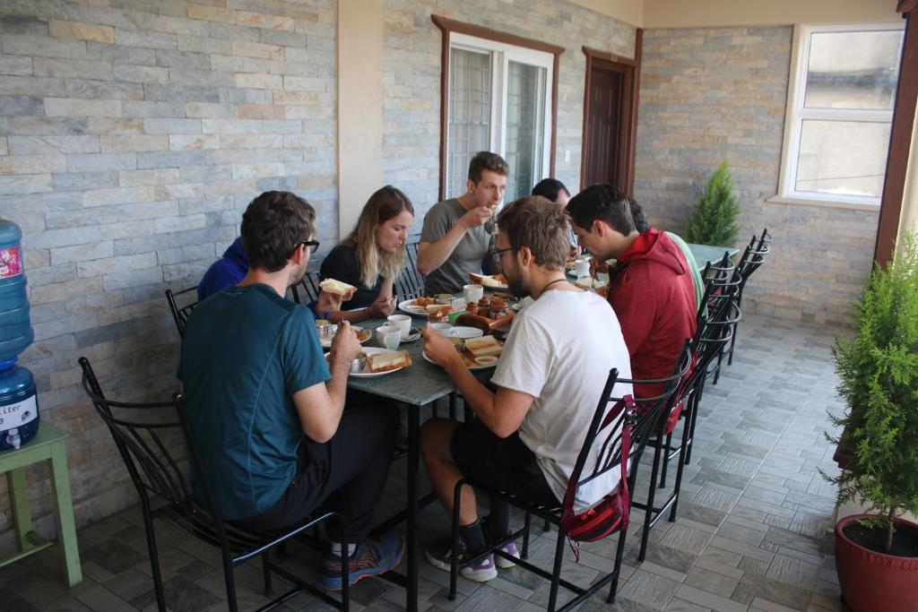 Gestir sem dvelja á Pokhara Tourist Home