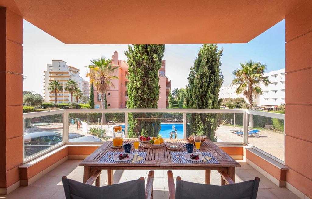 - une table sur un balcon avec vue sur la ville dans l'établissement B02 - Fantastic Apartment with Pool, à Portimão
