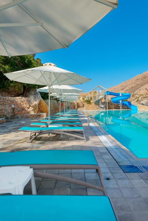 Бассейн в Dolphin Bay Seaside Resort & Suites или поблизости