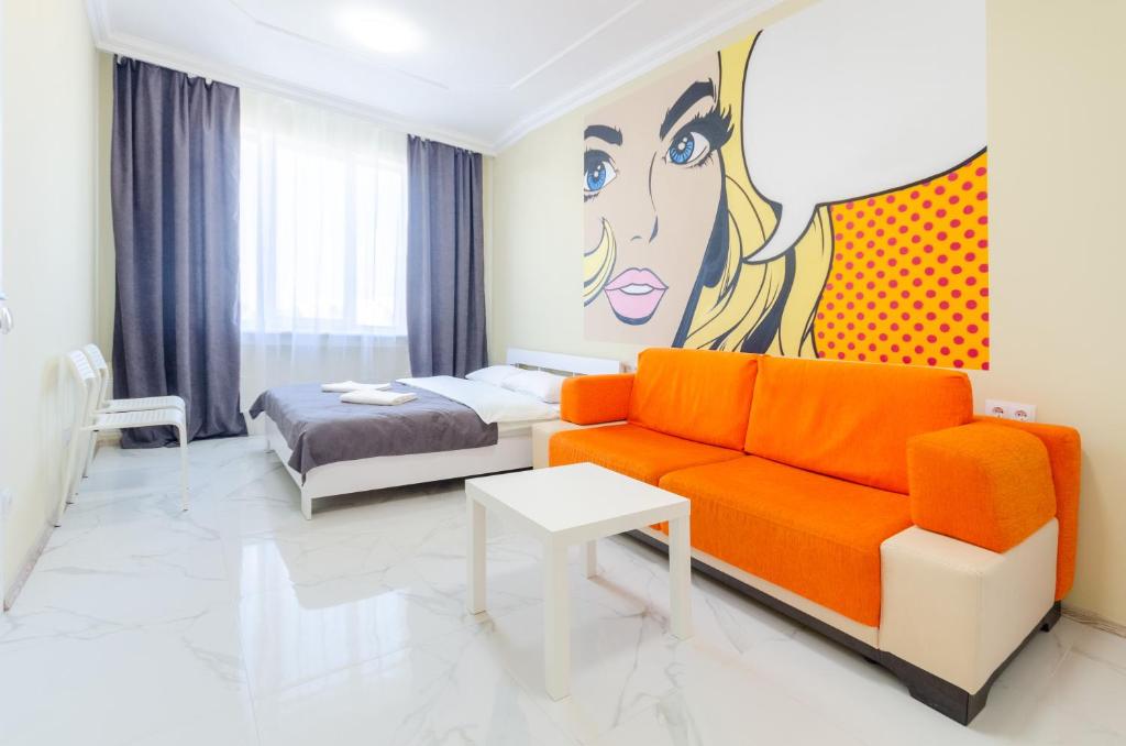 ein Wohnzimmer mit einem Sofa und einem Bett in der Unterkunft Апартаменты WOW-hotel in Kiew