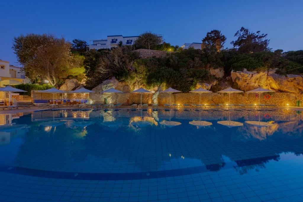 Бассейн в Dolphin Bay Seaside Resort & Suites или поблизости