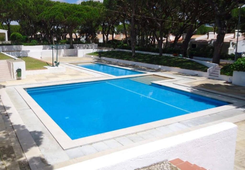 einen Pool mit blauem Wasser im Hof in der Unterkunft Studio - Praia da Falesia - Algarve in Albufeira