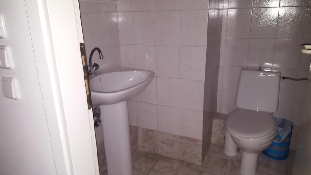 Kúpeľňa v ubytovaní CENTER Near the sea and Metro!Unique crystal apartment with amazing view