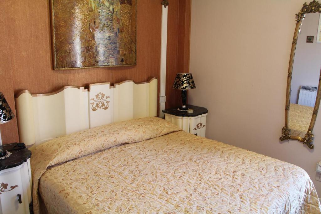 um quarto com uma cama e uma fotografia na parede em B&B Giorno e Notte em Pisa