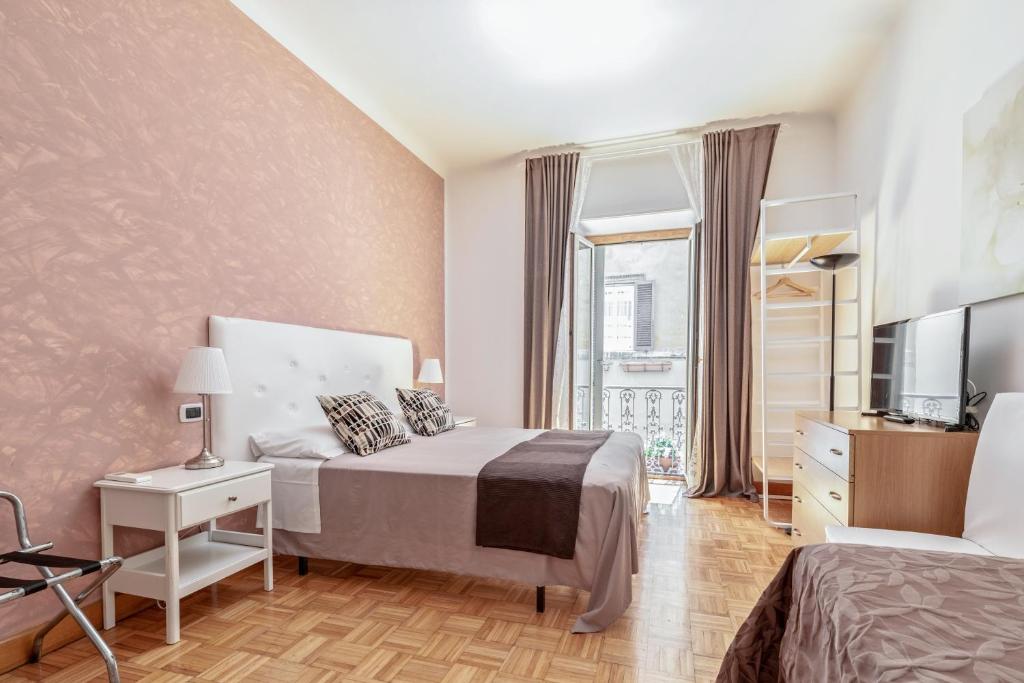 um quarto de hotel com uma cama e uma televisão em Urbana Apartment Colosseum em Roma
