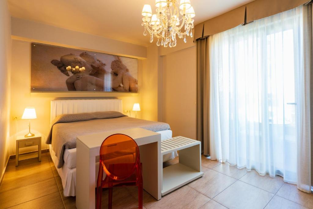 Postel nebo postele na pokoji v ubytování Bourtzi Hotel