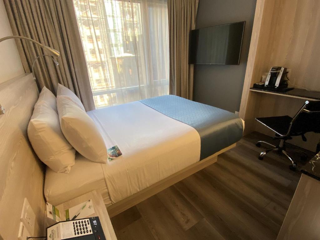 Wingate by Wyndham New York Midtown South/5th Ave - Queen Room - Non-Smoking