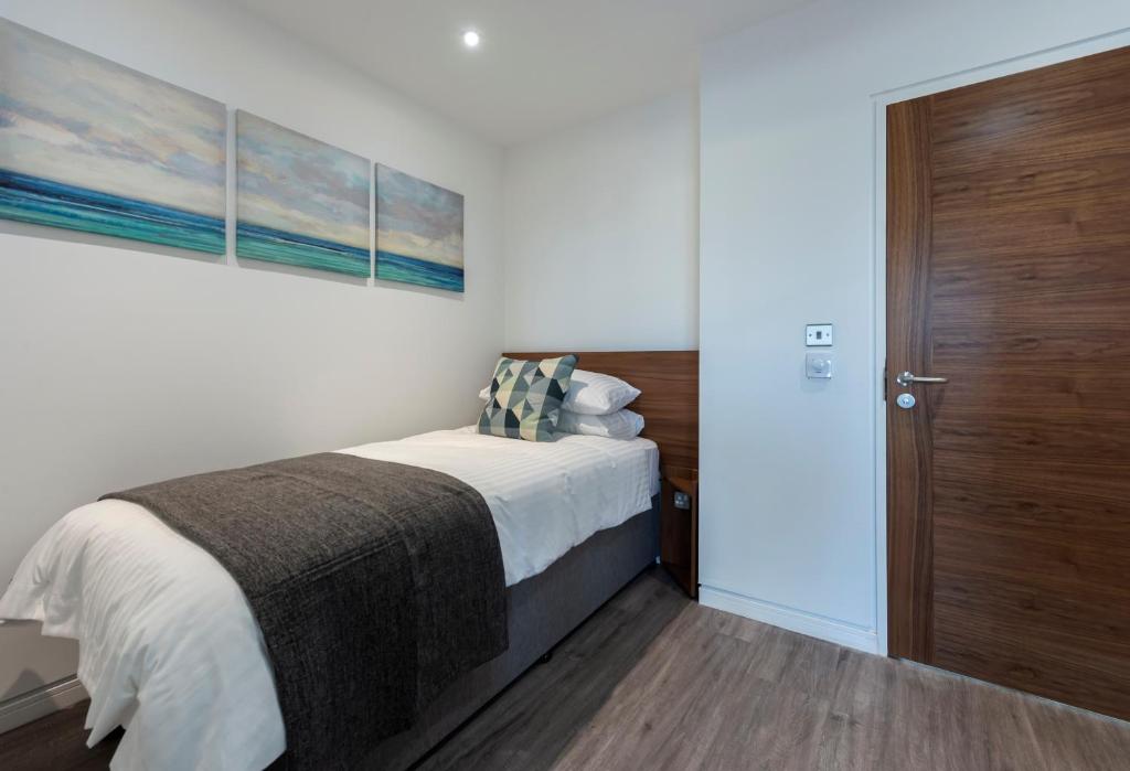 Postel nebo postele na pokoji v ubytování Apartrooms Aberdeen