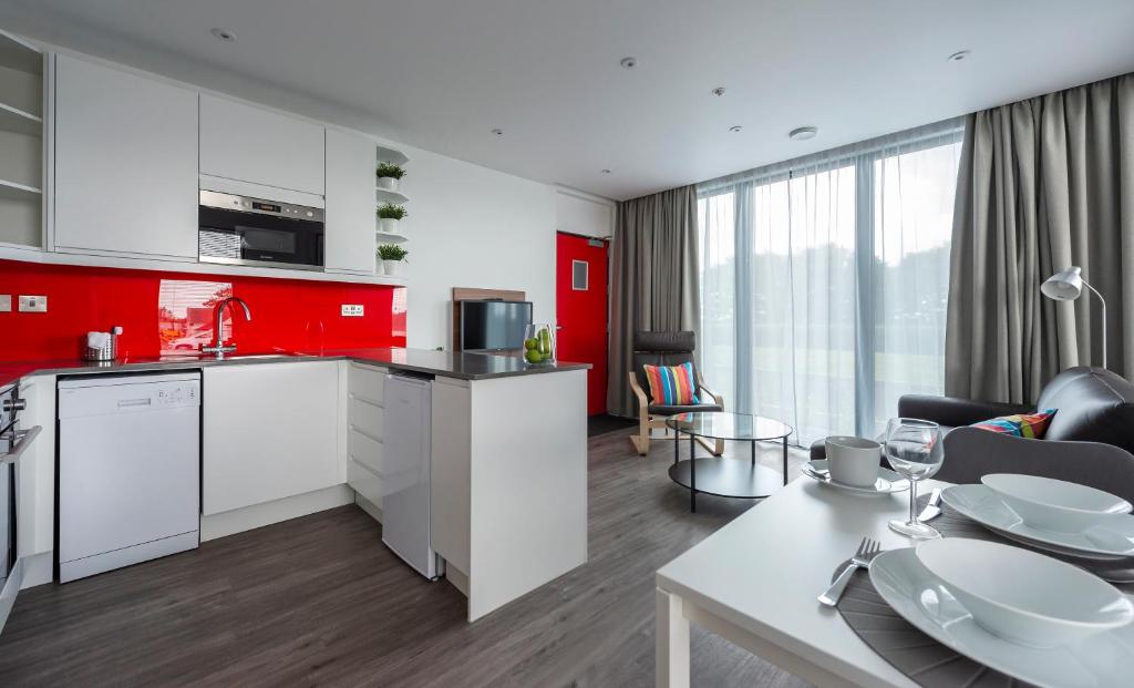 Kuchyň nebo kuchyňský kout v ubytování Apartrooms Aberdeen