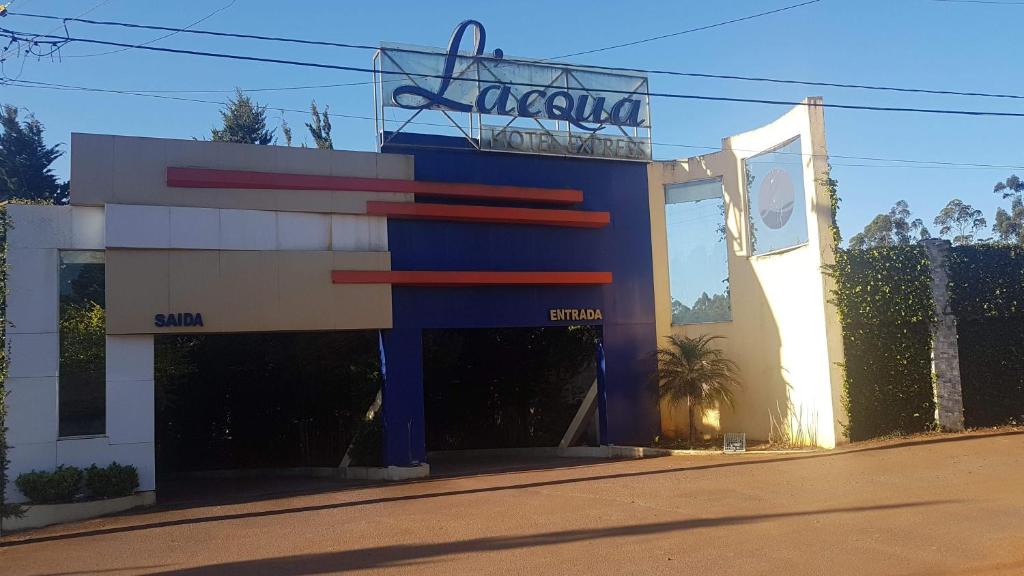 een tankstation met een bord erop bij L'acqua Motel Express in Ponta Grossa