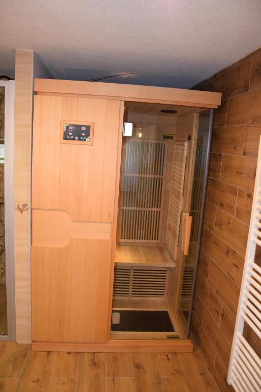 pusta sauna z drewnianymi drzwiami w pokoju w obiekcie chalupa U Troubilů w mieście Rváčov