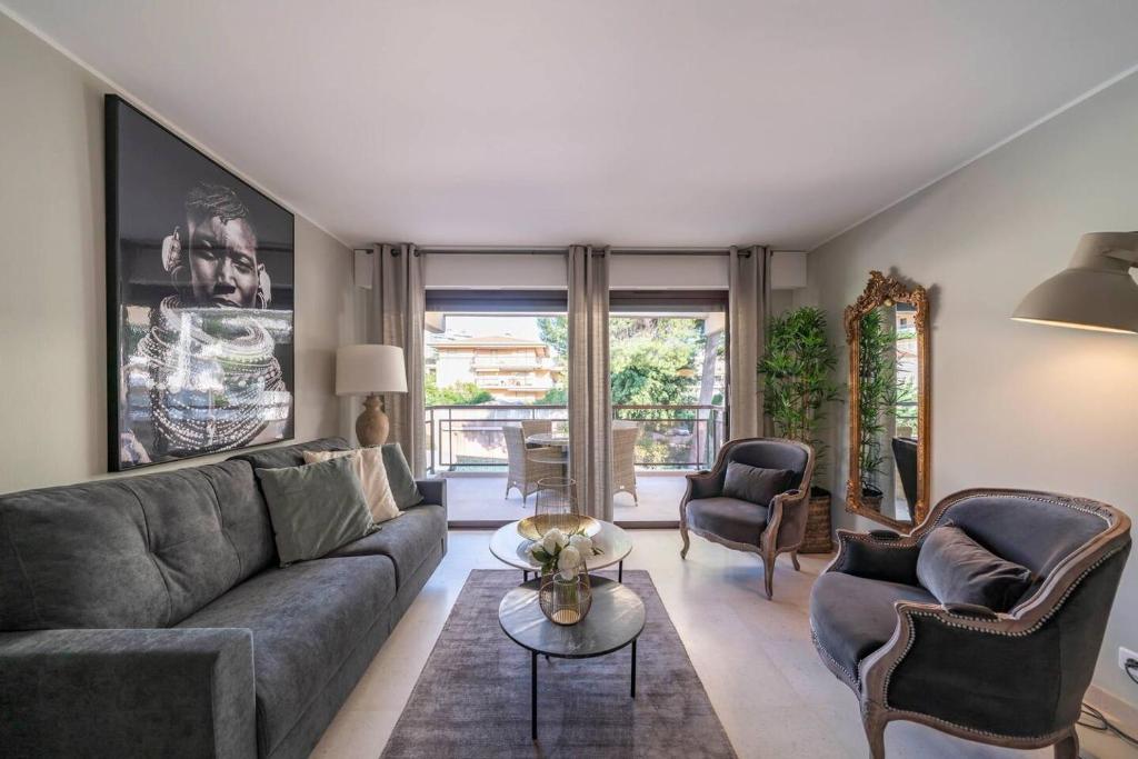uma sala de estar com um sofá, cadeiras e uma mesa em Mi Casa Tu Casa - PG em Cannes