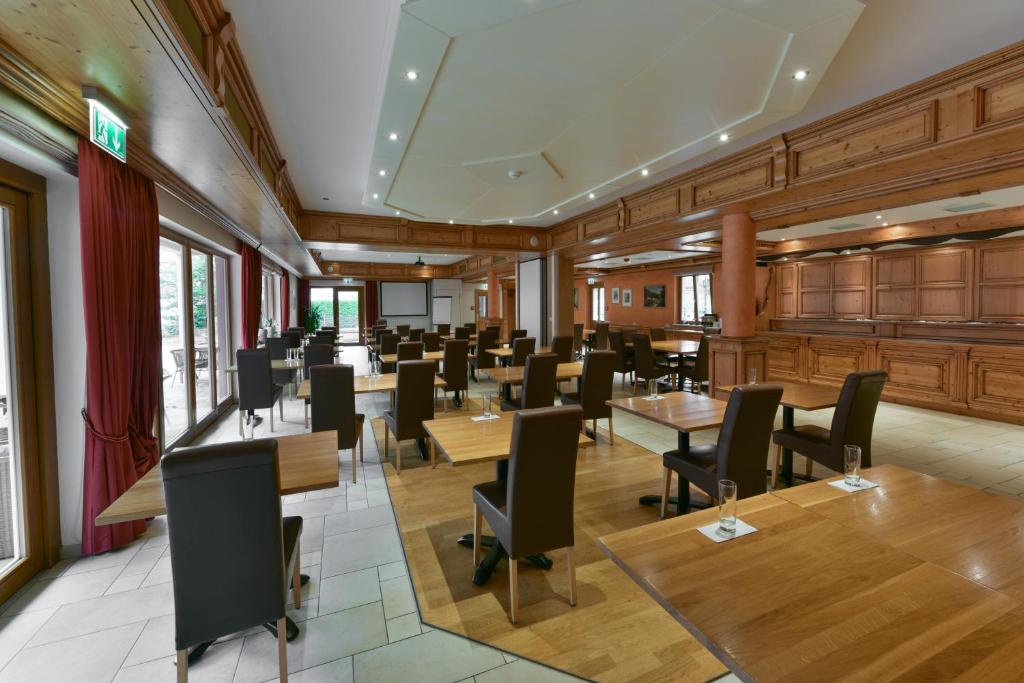 a restaurant with tables and chairs in a room at Hotel Belle Vue in Vianden
