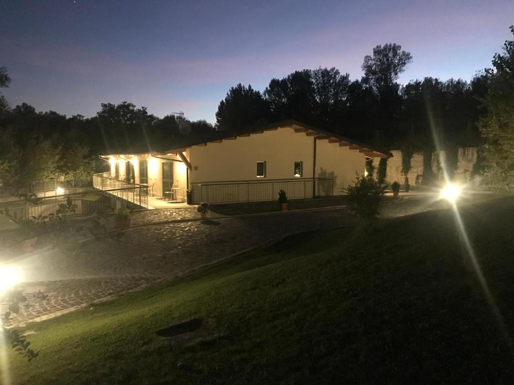 una casa di notte con luci in cortile di B&B Oasi Vetoio a L'Aquila