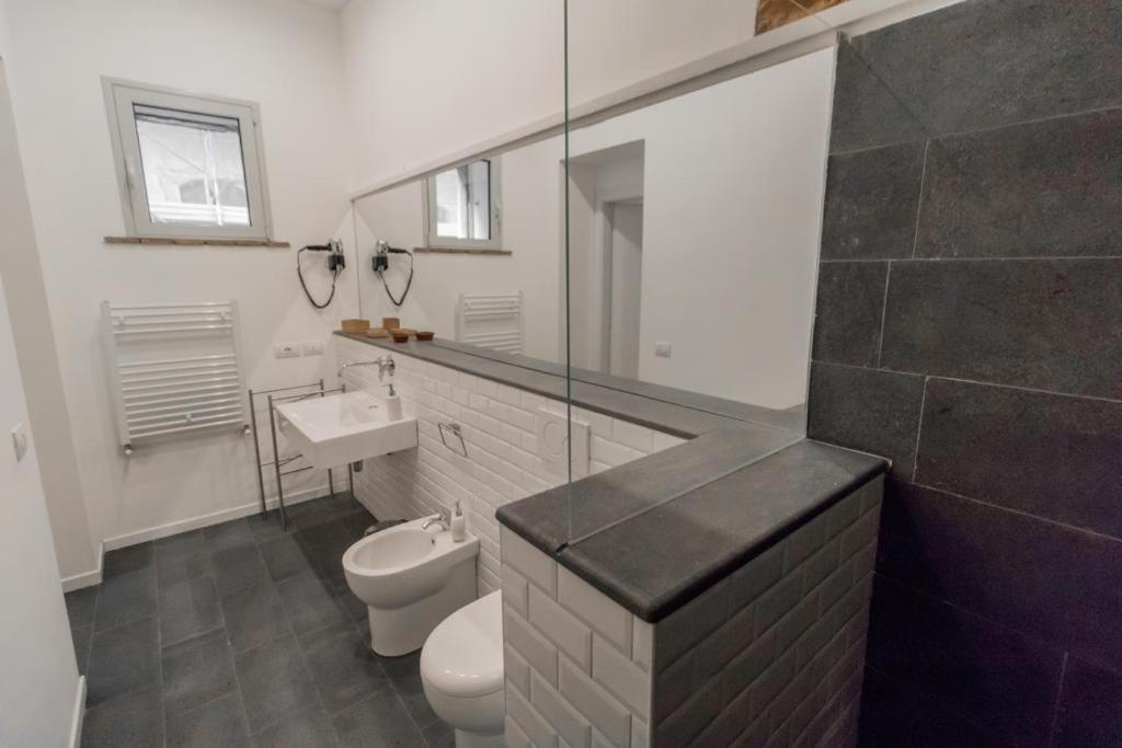 A bathroom at Nerello Suites and Rooms