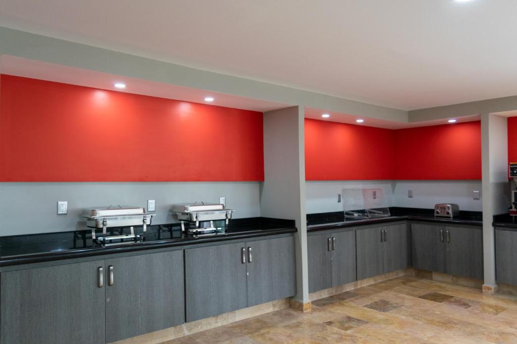 Kuchyň nebo kuchyňský kout v ubytování Hotel 5 Inn Plus