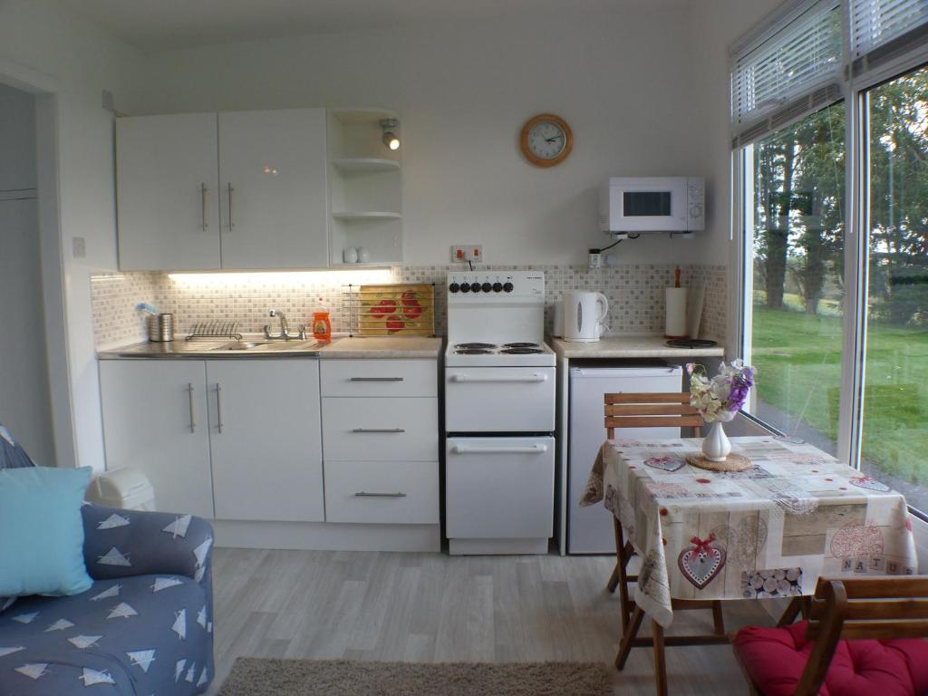 Kuchyň nebo kuchyňský kout v ubytování Chalet for two - Dartmouth