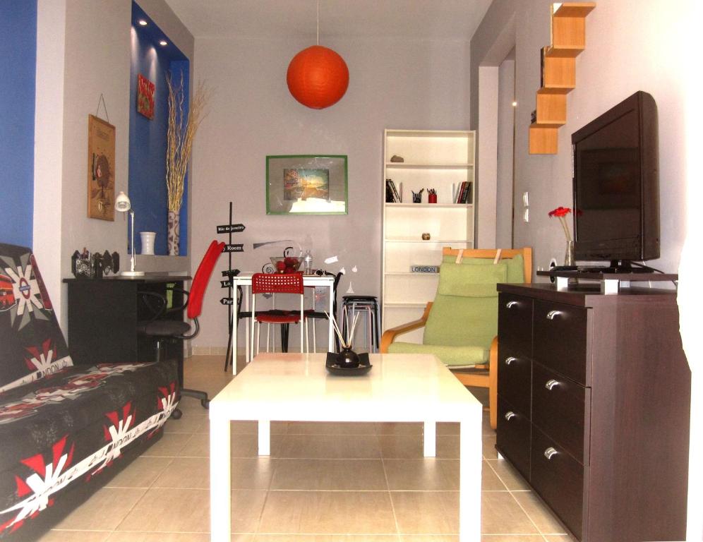 un soggiorno con divano, tavolo e TV di City Center Martha's Apartment a Salonicco