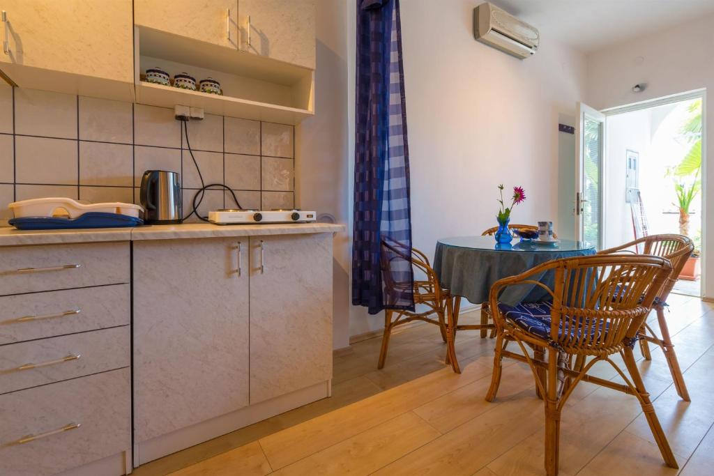 Kuchyňa alebo kuchynka v ubytovaní Apartments Dorijan i Karlo