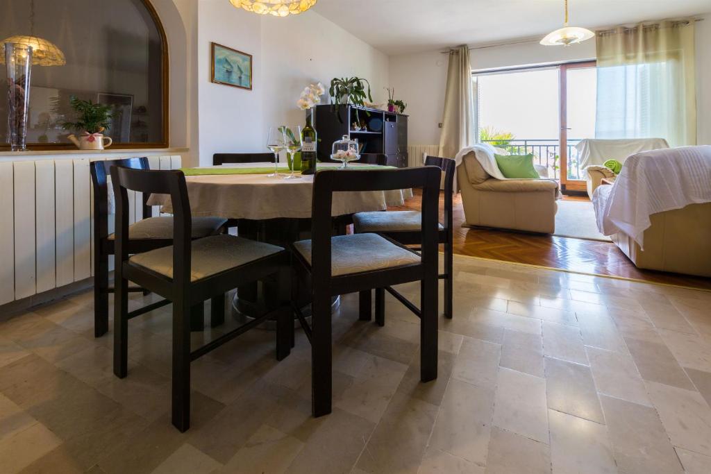 Posedenie v ubytovaní Apartments Dorijan i Karlo