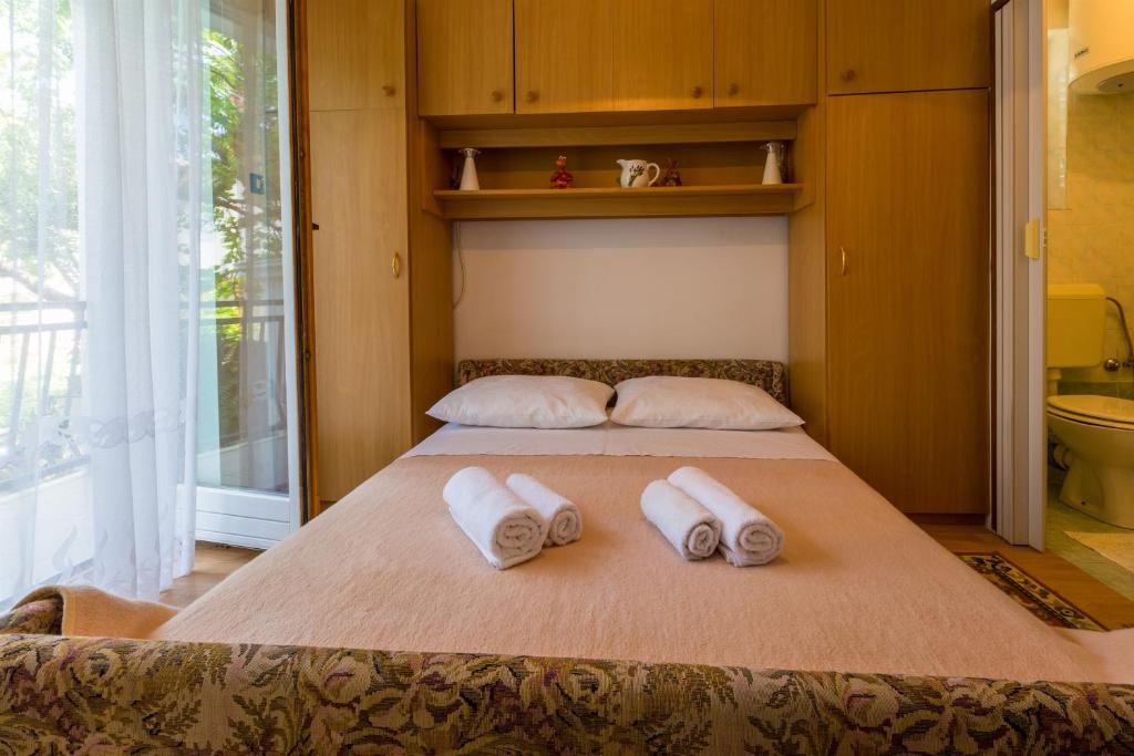 Posteľ alebo postele v izbe v ubytovaní Apartments Dorijan i Karlo