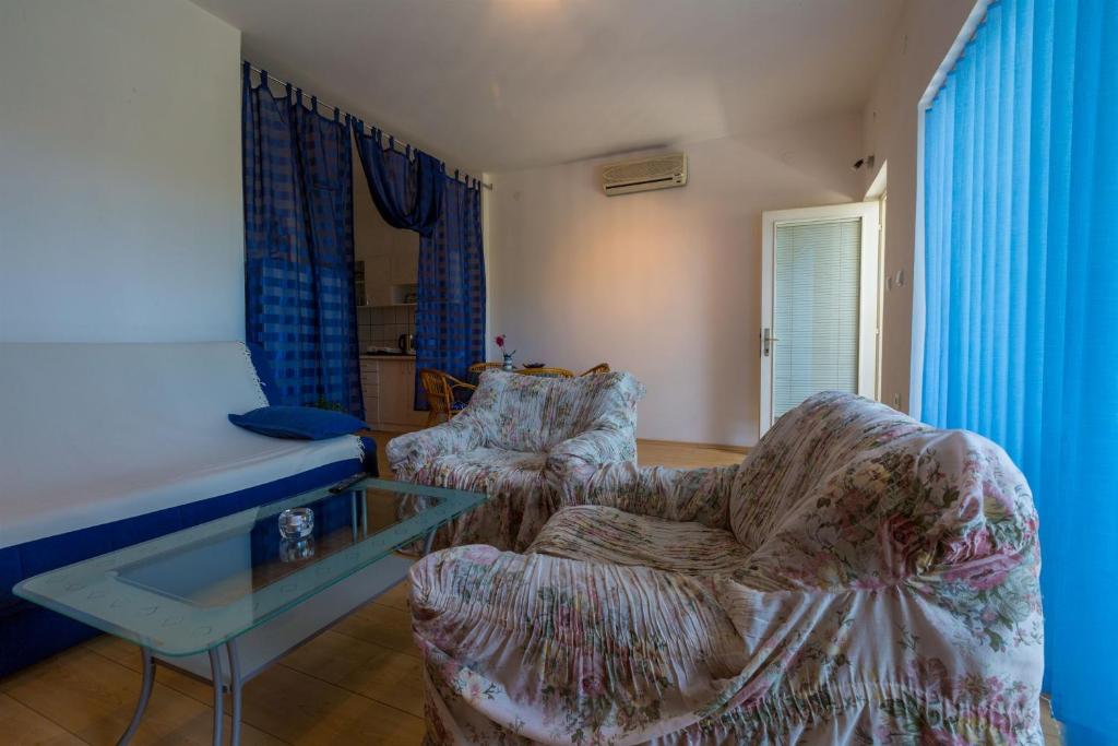 Posedenie v ubytovaní Apartments Dorijan i Karlo