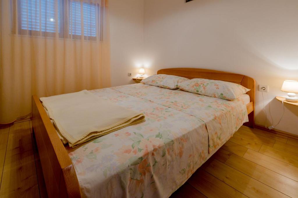 Posteľ alebo postele v izbe v ubytovaní Apartments Dorijan i Karlo