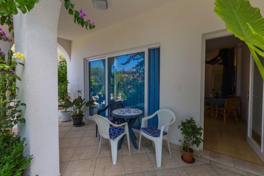 Patio alebo iná vonkajšia časť ubytovania Apartments Dorijan i Karlo