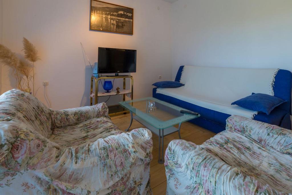 Posedenie v ubytovaní Apartments Dorijan i Karlo