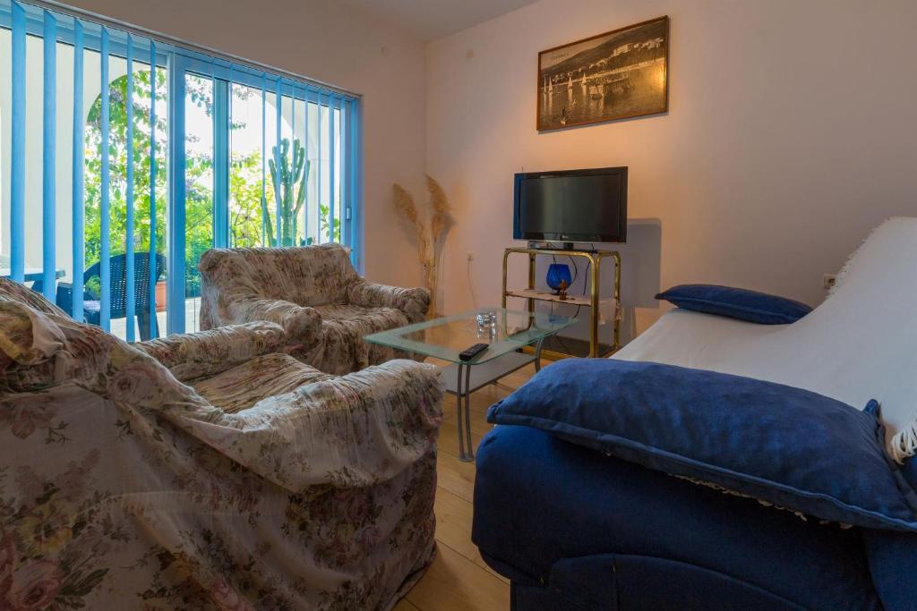 Televízia a/alebo spoločenská miestnosť v ubytovaní Apartments Dorijan i Karlo