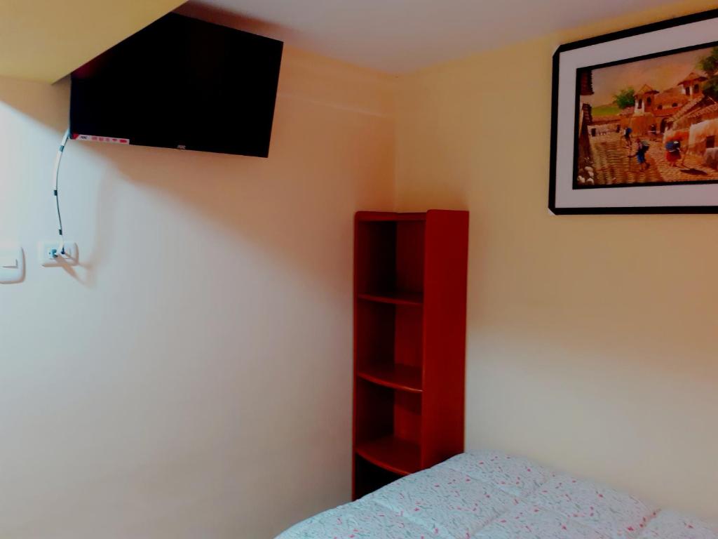 TV a/nebo společenská místnost v ubytování Hostal kuntur cusco