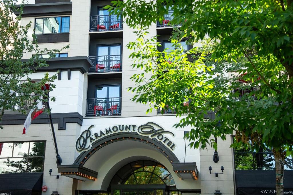 un edificio con un cartel en la parte delantera en The Paramount Hotel Portland, en Portland