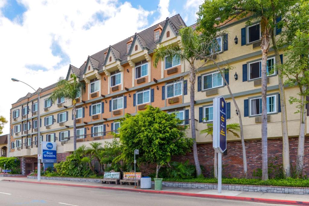 un gran edificio al lado de una calle en Best Western Airpark Hotel - Los Angeles LAX Airport, en Inglewood