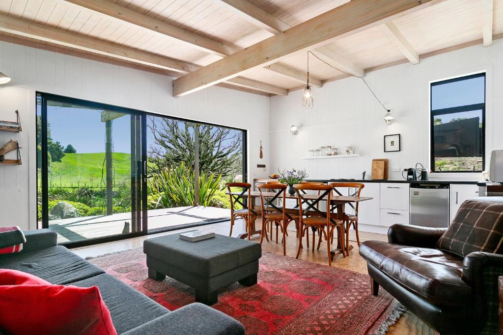 ein Wohnzimmer mit einem Sofa und einem Tisch in der Unterkunft Hare's Rest in Taupo