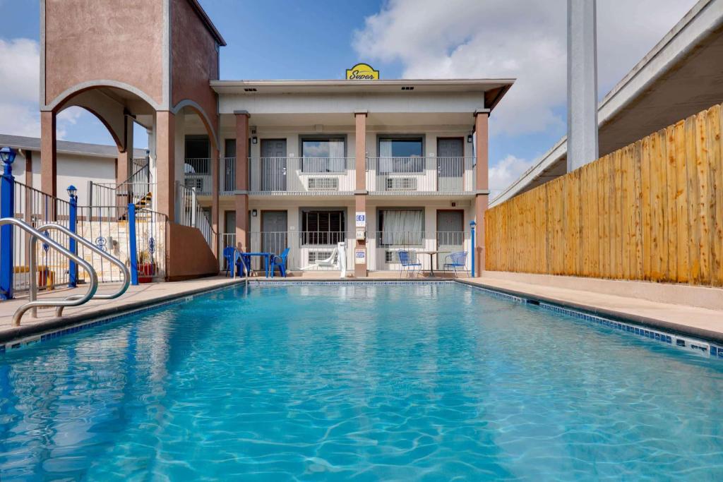 una piscina frente a un edificio en Super 8 by Wyndham San Antonio Pearl District Downtown, en San Antonio