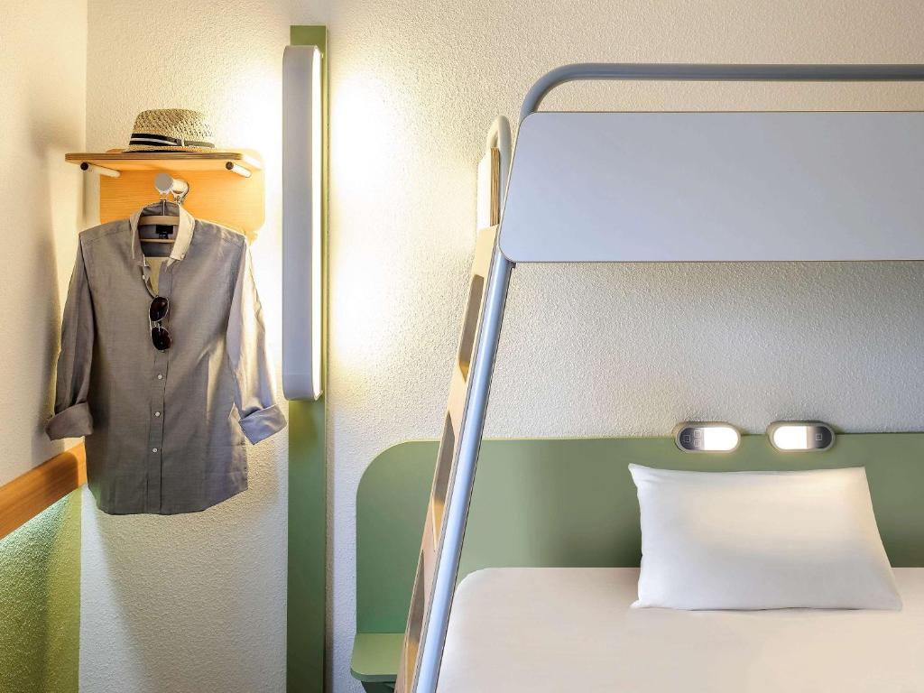 Postel nebo postele na pokoji v ubytování ibis budget Genève Petit-Lancy