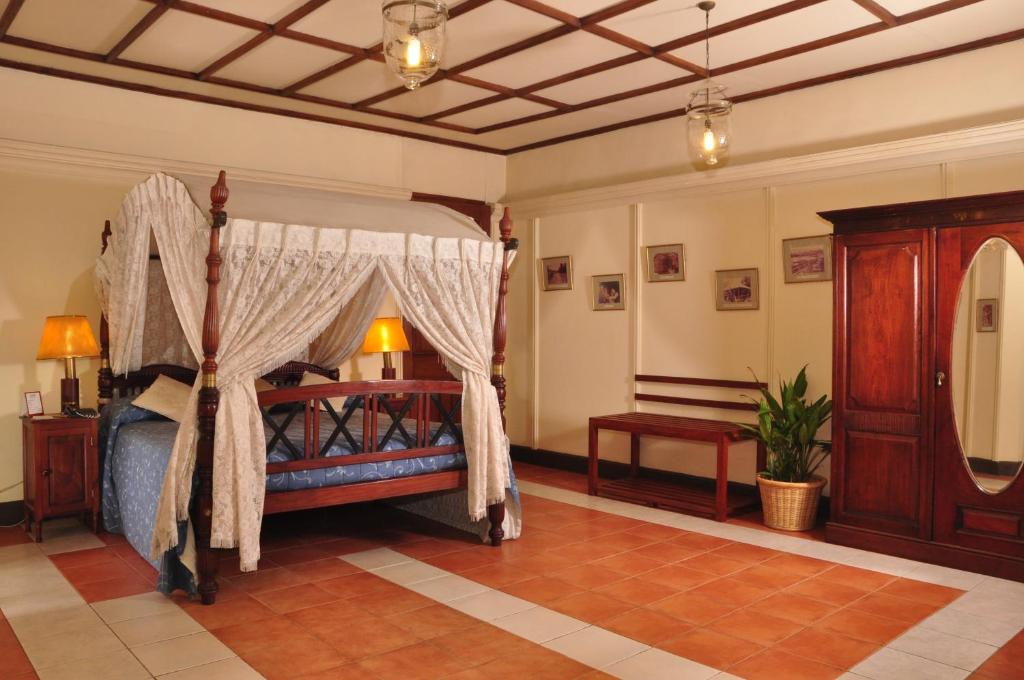 Postel nebo postele na pokoji v ubytování Grand Oriental Hotel