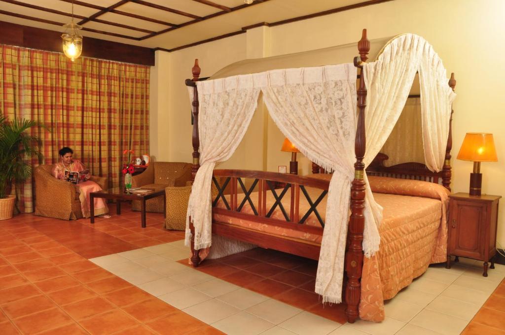 Postel nebo postele na pokoji v ubytování Grand Oriental Hotel