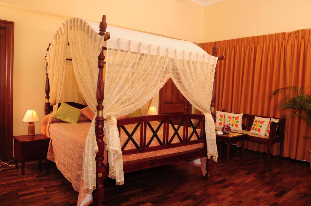 Postel nebo postele na pokoji v ubytování Grand Oriental Hotel