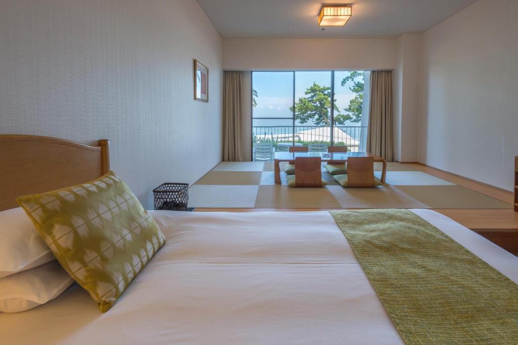Postel nebo postele na pokoji v ubytování Izu Imaihama Tokyu Hotel
