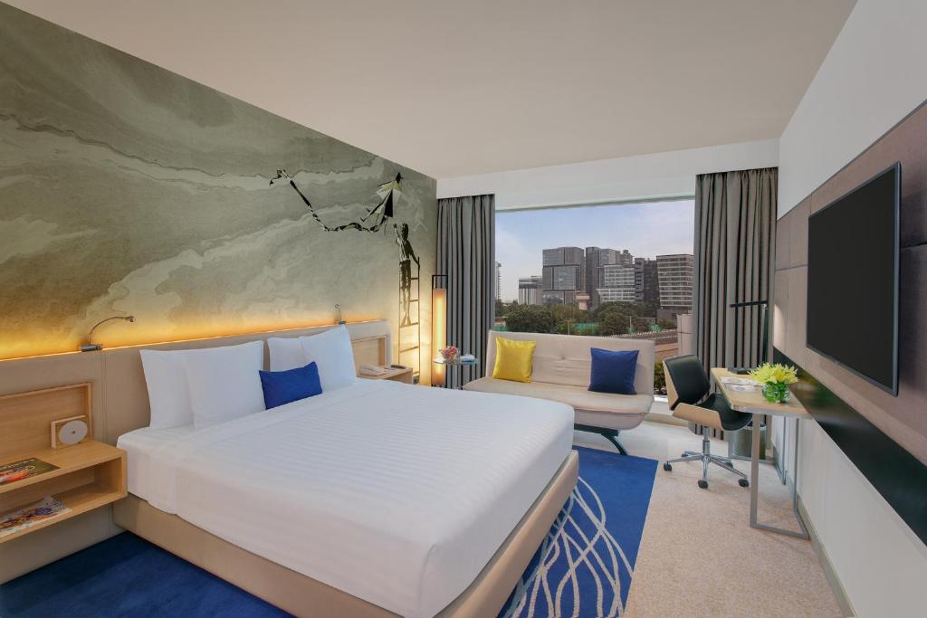 Postel nebo postele na pokoji v ubytování Novotel Ahmedabad