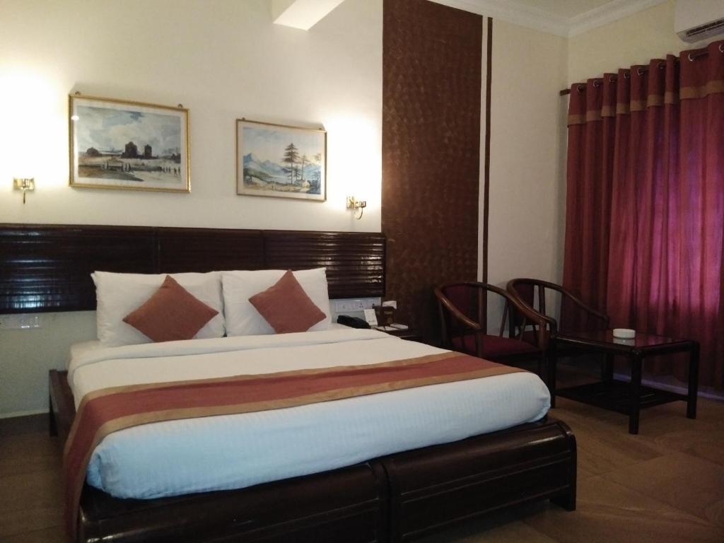 Postel nebo postele na pokoji v ubytování Yuvarani Residency