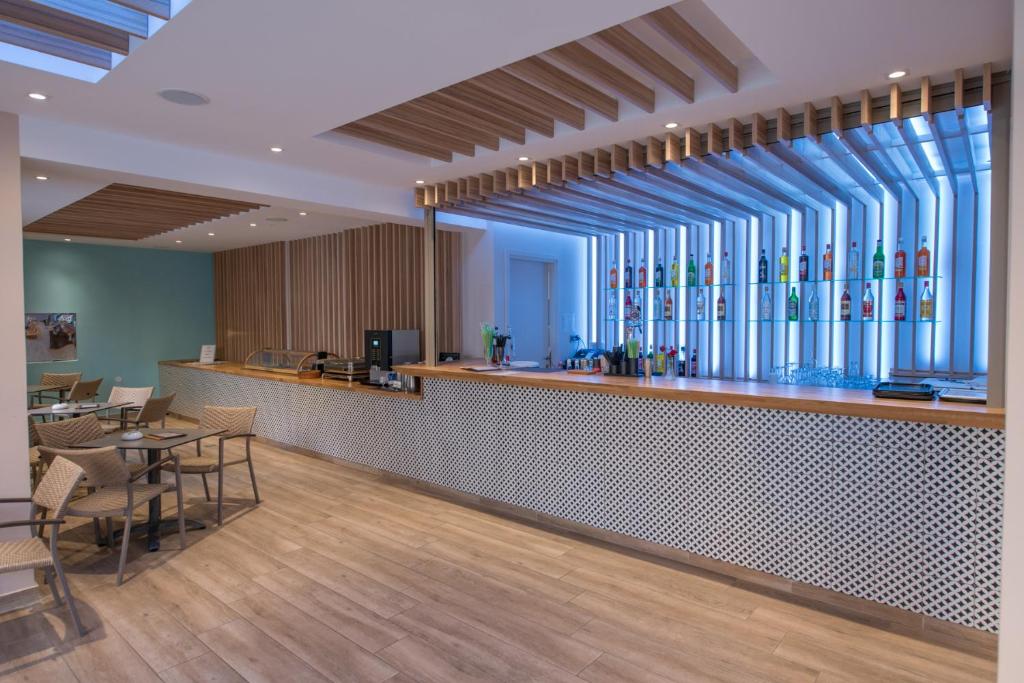 TV a/nebo společenská místnost v ubytování Cactus Beach Hotel