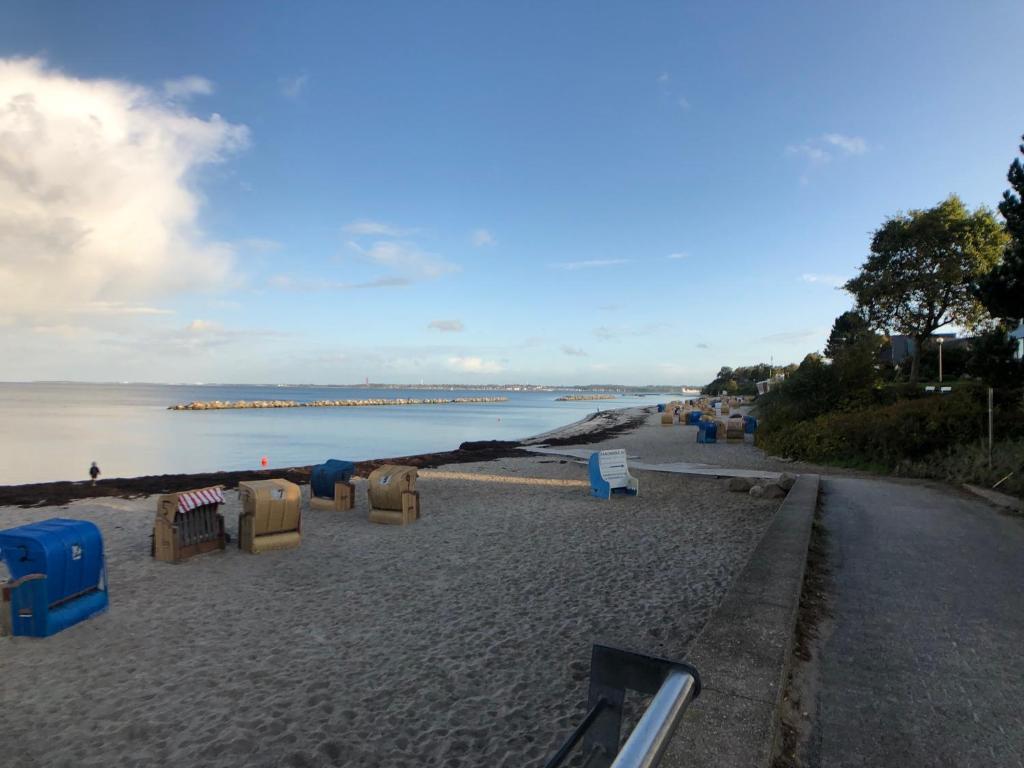 einen Strand mit Stühlen und Stühlen am Sand in der Unterkunft Nur 50m zum Yachthafen und 100m zum Strand in Kiel