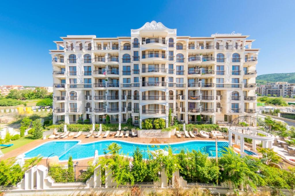 vista aerea di un grande edificio con piscina di Harmony Suites Saint Vlas a Sveti Vlas