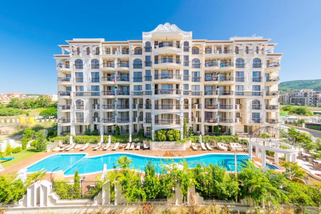 Bazén v ubytování Harmony Suites Saint Vlas nebo v jeho okolí