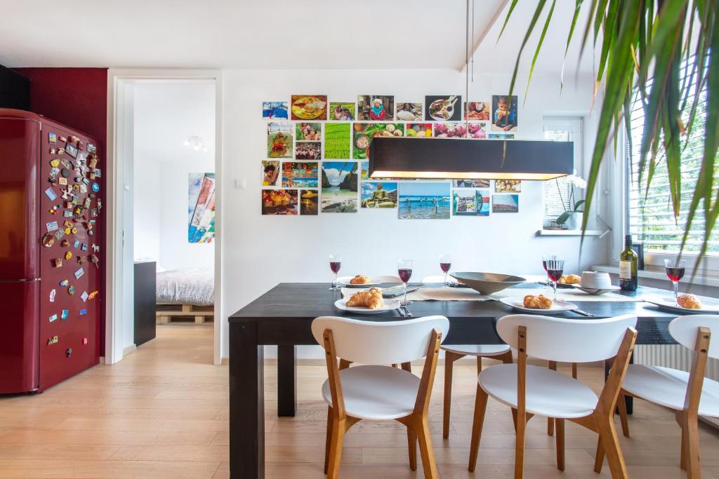 Spacious Riverbank Apartment With a Balcony and a Garage (SI Ljubljana)