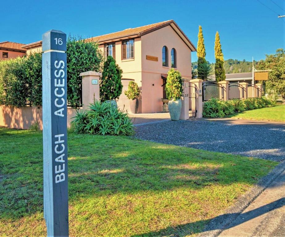 een straatbord voor een huis bij San Marco Luxury Beachside Villa in Whangamata